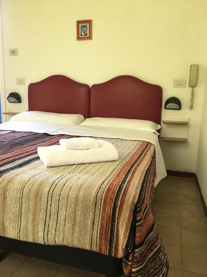 Hotel Ideale Young People Under 40 Rimini Exterior foto