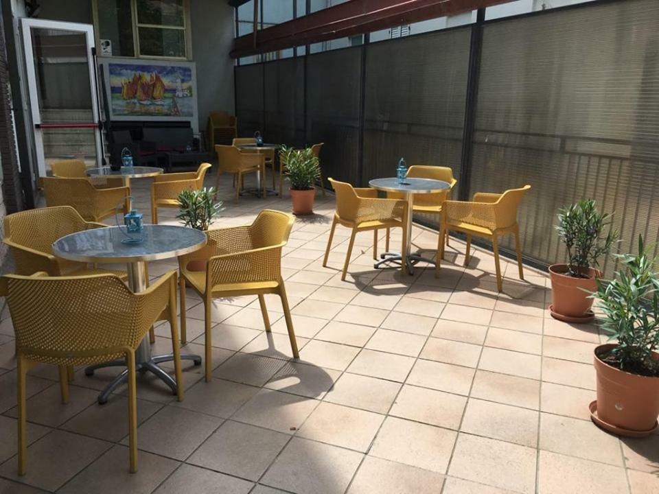 Hotel Ideale Young People Under 40 Rimini Exterior foto